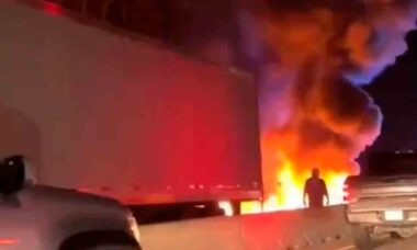 Vídeo: Avião cai e explode em rodovia na Carolina do Norte, 2 escapam com ferimentos graves. Vídeo e fotos: Reprodução Twitter @tworldreviews / @vanhoa2272