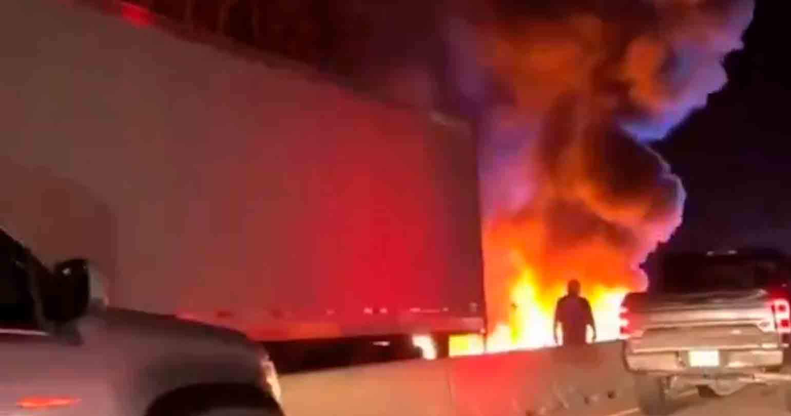 Wideo: Samolot rozbija się i wybucha na autostradzie w Karolinie Północnej, 2 osoby uciekają z poważnymi obrażeniami. Wideo i zdjęcia: Odtworzenie Twittera @tworldreviews / @vanhoa2272