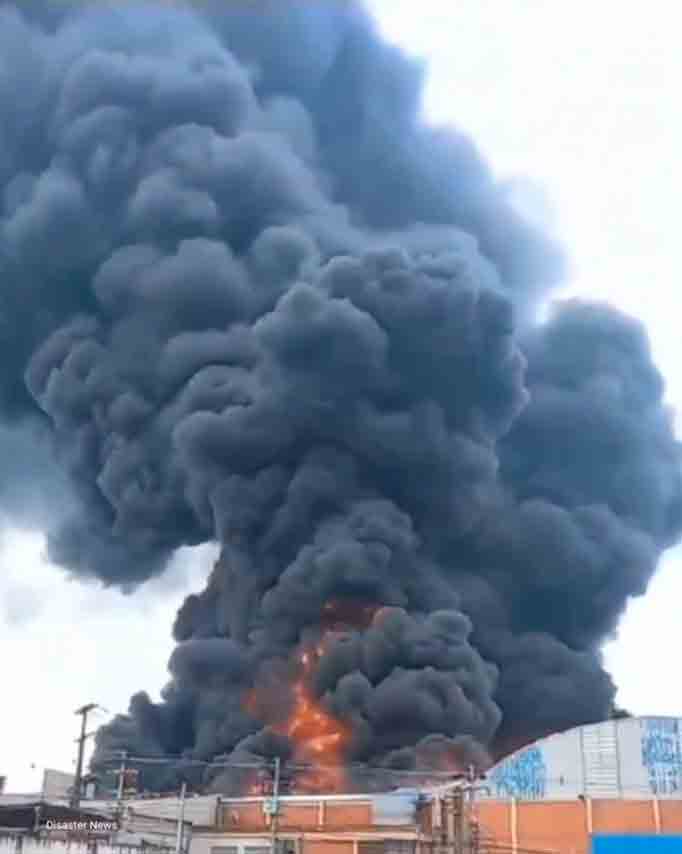 Video: Incendio gigantesco junto a la escuela Leonardo da Vinci en Canoas, Brasil. Fotos y videos: t.me/Disaster_News 