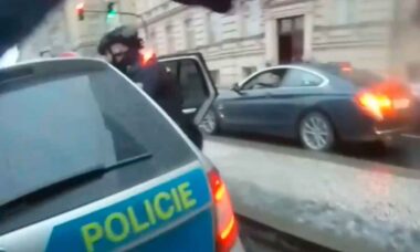 A Polícia Tcheca divulga vídeo de atirador em ação na universidade de Praga. Fonte, vídeo e fotos: Políca Tcheca