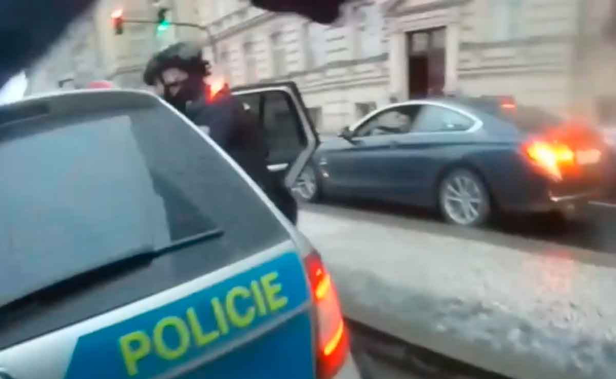 捷克警方公布布拉格大學槍手行動視頻。來源，視頻及照片：捷克警方