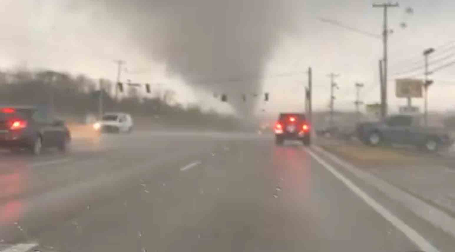 Video näyttää tornadon iskeneen kaupunkeihin Tennesseessä, jättäen ainakin 6 kuolonuhria. Kuva ja videot: Twitterin uusinta