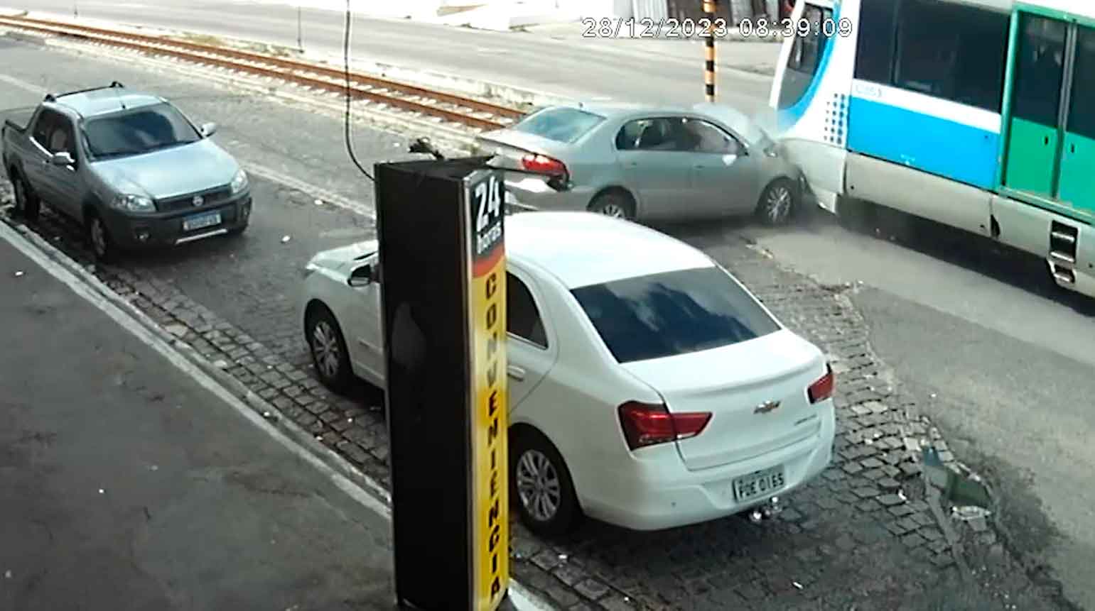 Video ukazuje auto, jak je zasaženo vlakem po zastavení na železničním přejezdu. Foto: Reprodukce Telegram
