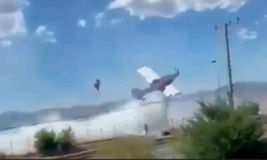 Avião dos bombeiros colide com linha elétrica, pega fogo e cai no Chile. Fotos e vídeos: Reprodução Twitter @Top_Disaster