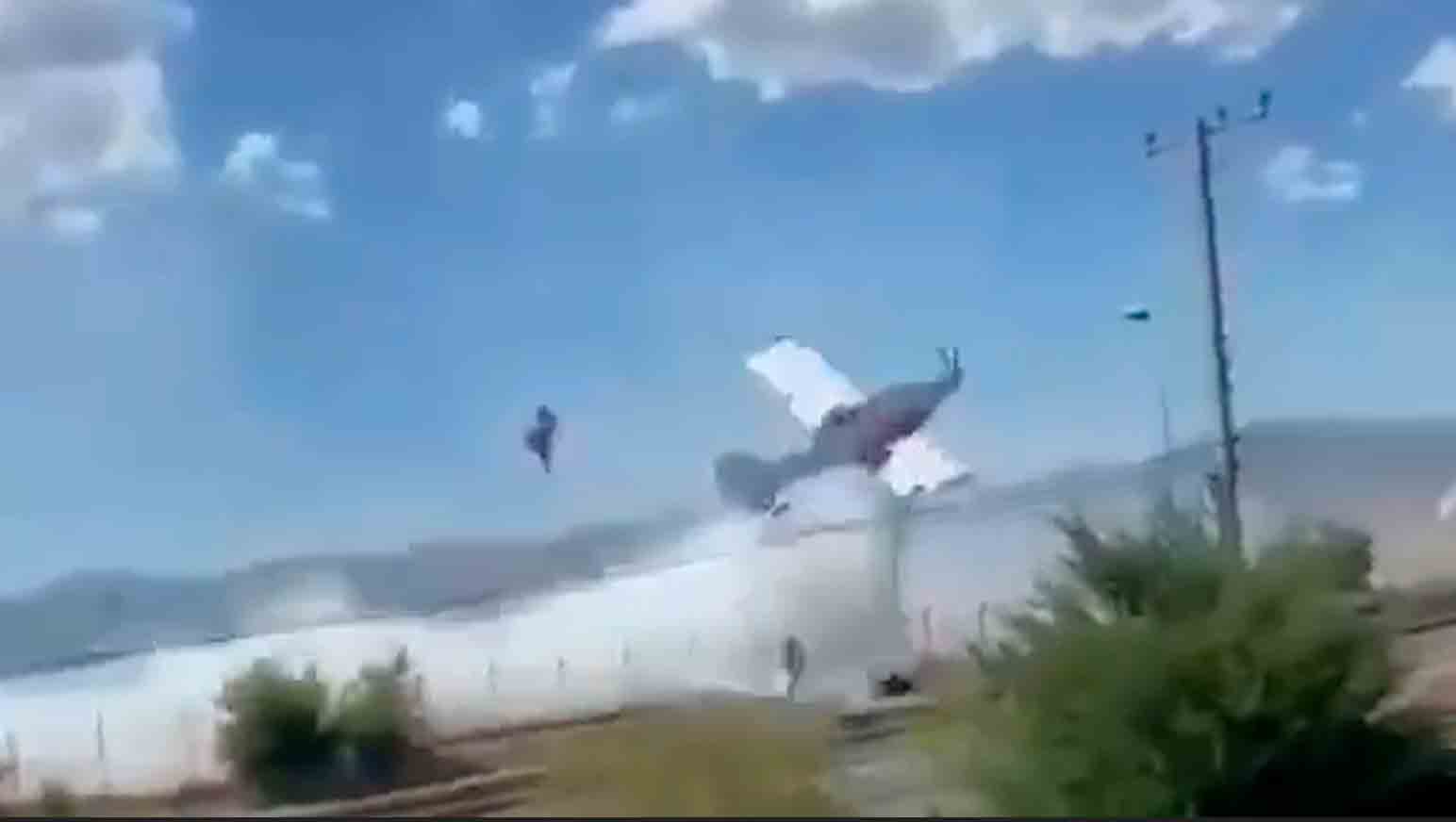 Avião dos bombeiros colide com linha elétrica, pega fogo e cai no Chile. Fotos e vídeos: Reprodução Twitter @Top_Disaster