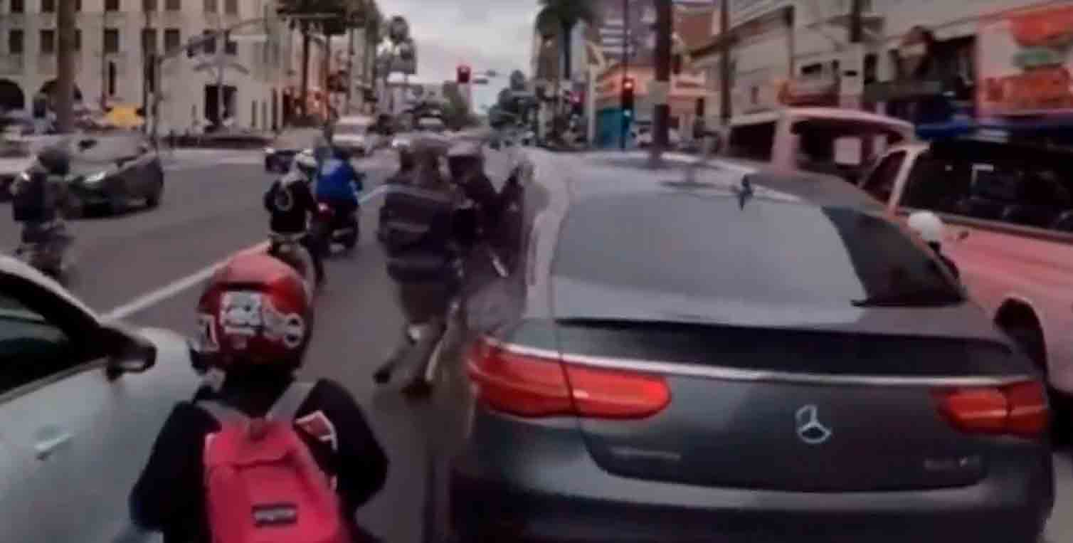 Video: Ian Zieringin kerrotaan antaneen ensimmäisen iskun liikenteessä tapahtuneessa kaaoksessa. Kuva: Instagram @605minibikegang