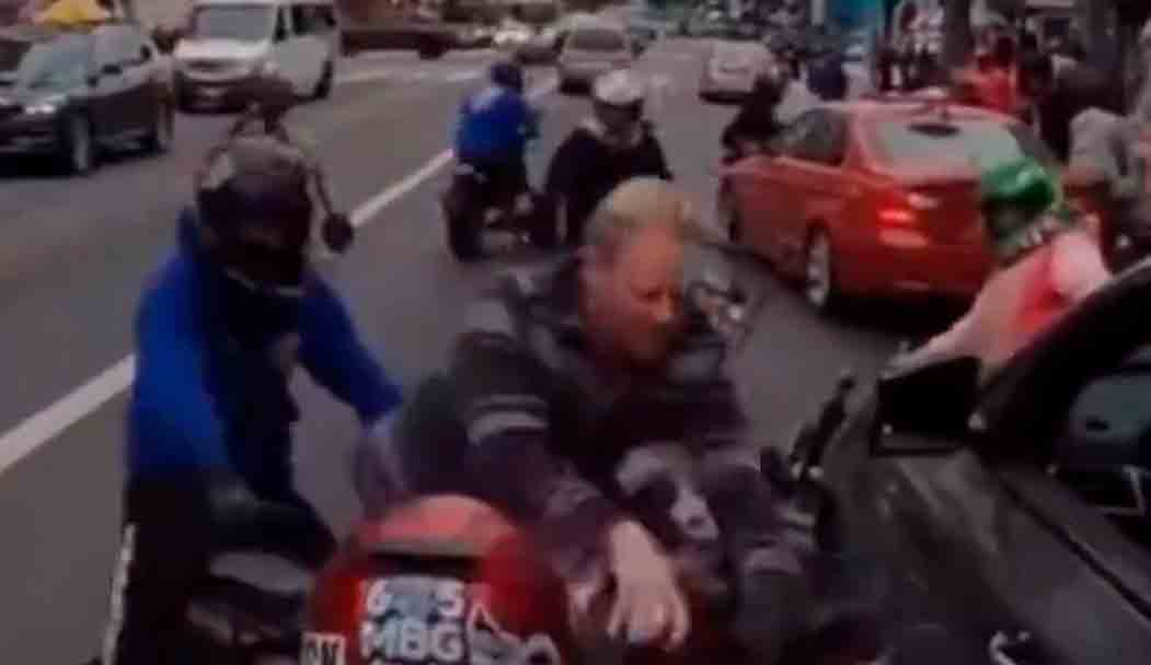 Video: Ian Ziering avrebbe dato il primo pugno in una rissa nel traffico. Foto: Instagram @605minibikegang
