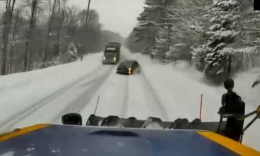 Vídeo: motorista tenta ultrapassagem perigosa e colide com caminhão que limpa neve da estrada