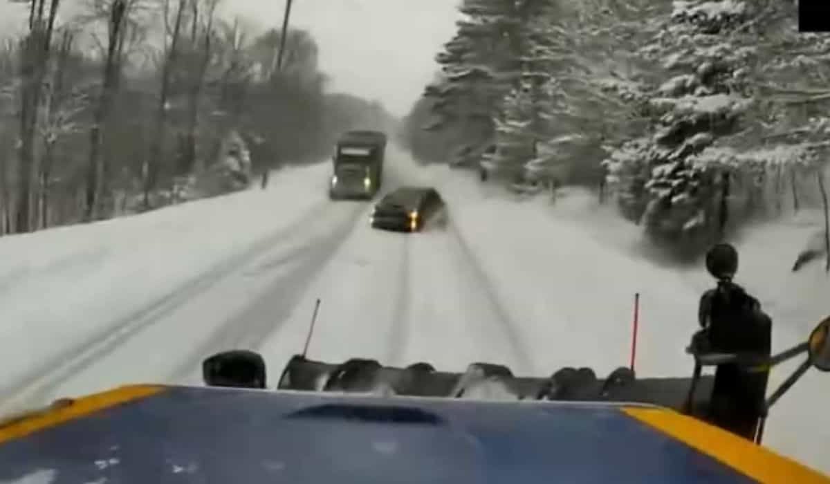 Vídeo: motorista tenta ultrapassagem perigosa e colide com caminhão que limpa neve da estrada