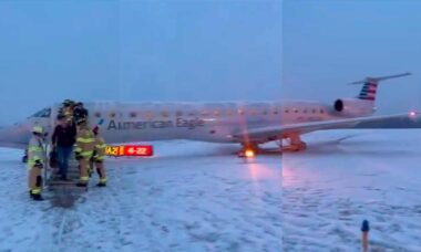 Embraer E145 com 53 passageiros derrapa em pista nevada de aeroporto de Nova York