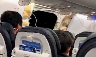 Vídeo mostra passageiros da Alaska Airlines após porta da aeronave ser arrancada em pleno voo. Foto: Reprodução Tiktok @vy.covers