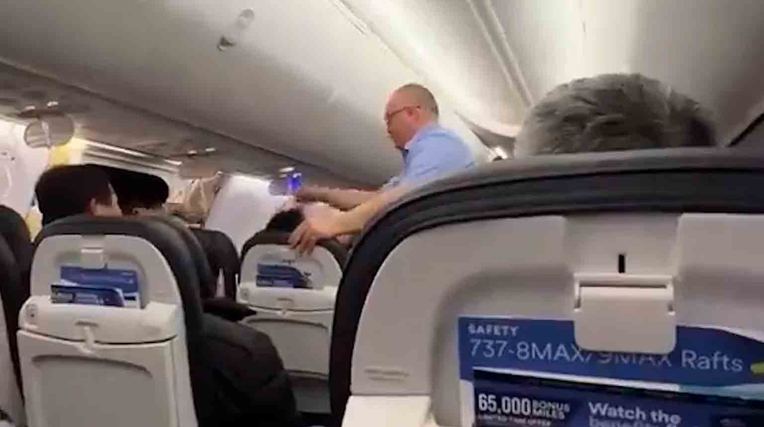 Video näyttää Alaska Airlinesin matkustajat sen jälkeen, kun lentokoneen ovi revittiin irti lennon aikana. Kuva: Tiktok @vy.coversin toistosta