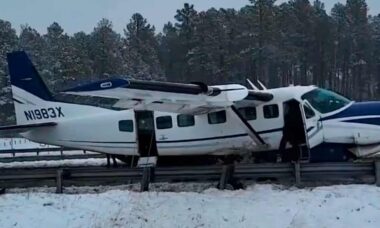 Um pequeno avião de passageiros fez um pouso de emergência forçado na Loudoun County Parkway. Fonte fotos e vídeo: Telegram t.me/Rawsalert