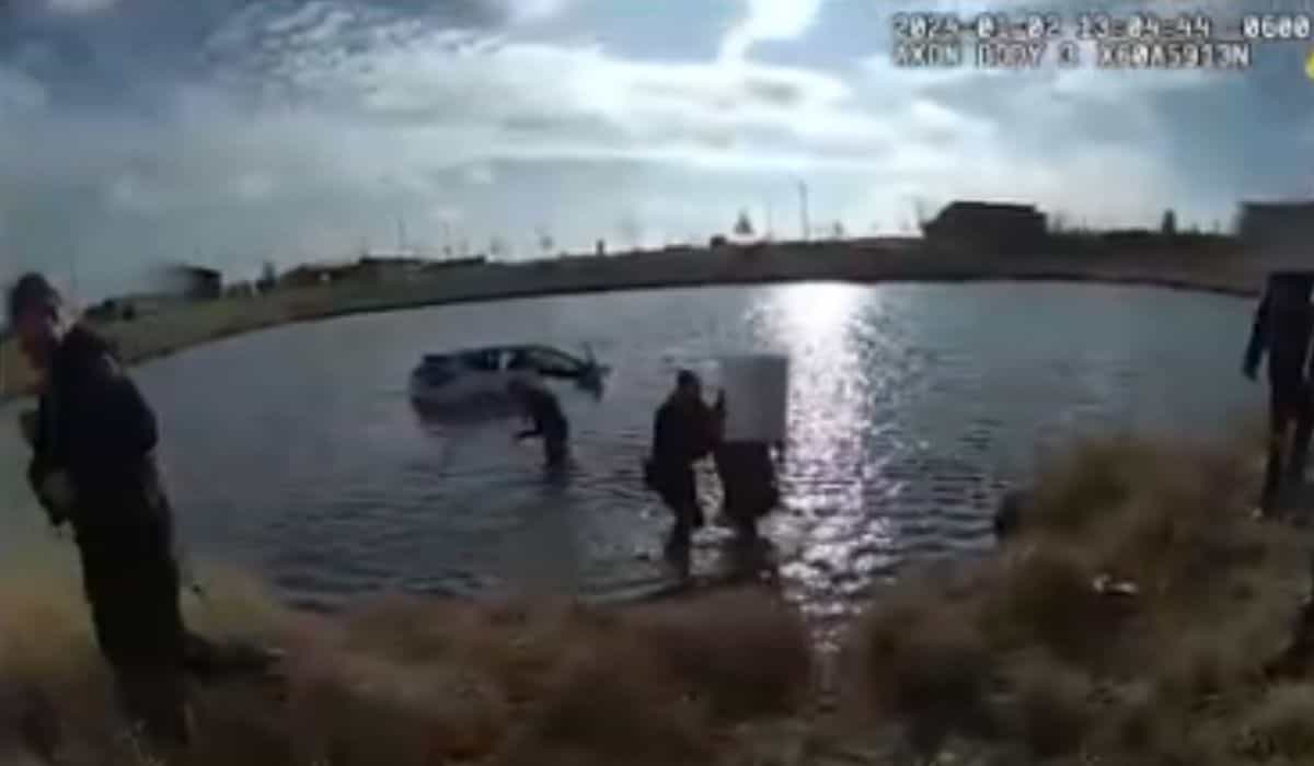 Video: Poliser dyker i en frusen sjö för att rädda familj i sjunkande bil