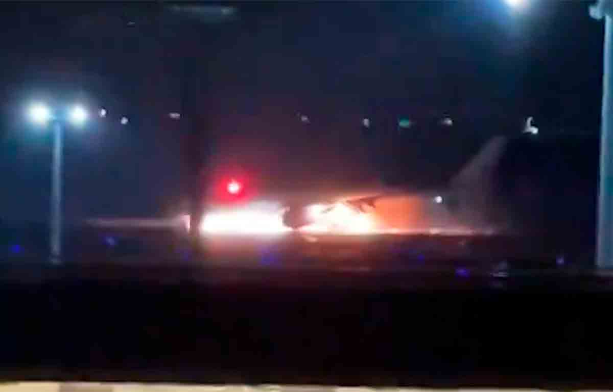 וידאו: שריפה במטוס של Japan Airlines בשדה התעופה Haneda גורמת לפאניקה. תמונה ווידאו: שידור מחדש מטוויטר
