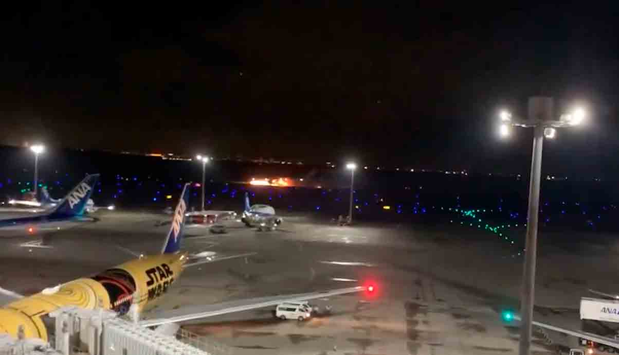 Βίντεο: Φωτιά σε αεροσκάφος της Japan Airlines στο αεροδρόμιο Haneda προκαλεί πανικό. Φωτογραφία και βίντεο: Αναπαραγωγή από Twitter