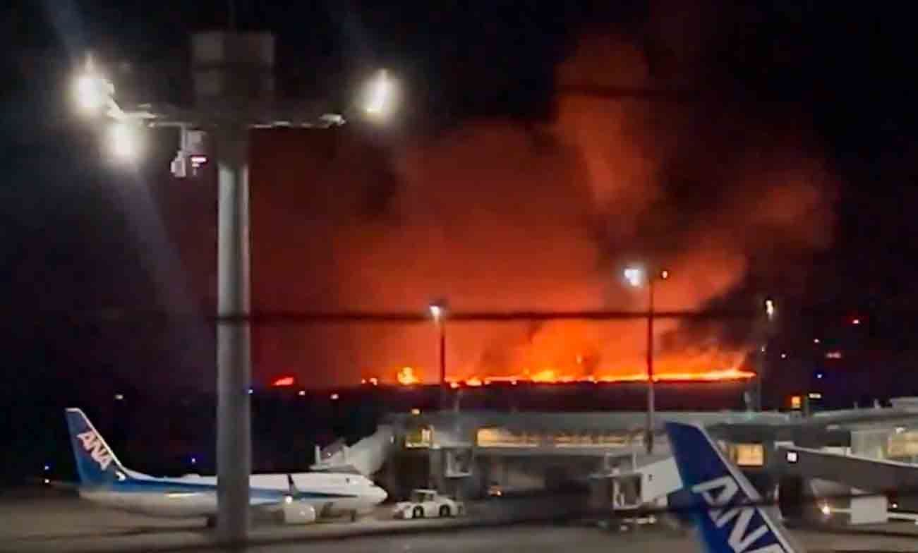 Video: Brand på Japan Airlines fly i Haneda Lufthavn skaber panik. Foto og video: Genudgivelse fra Twitter