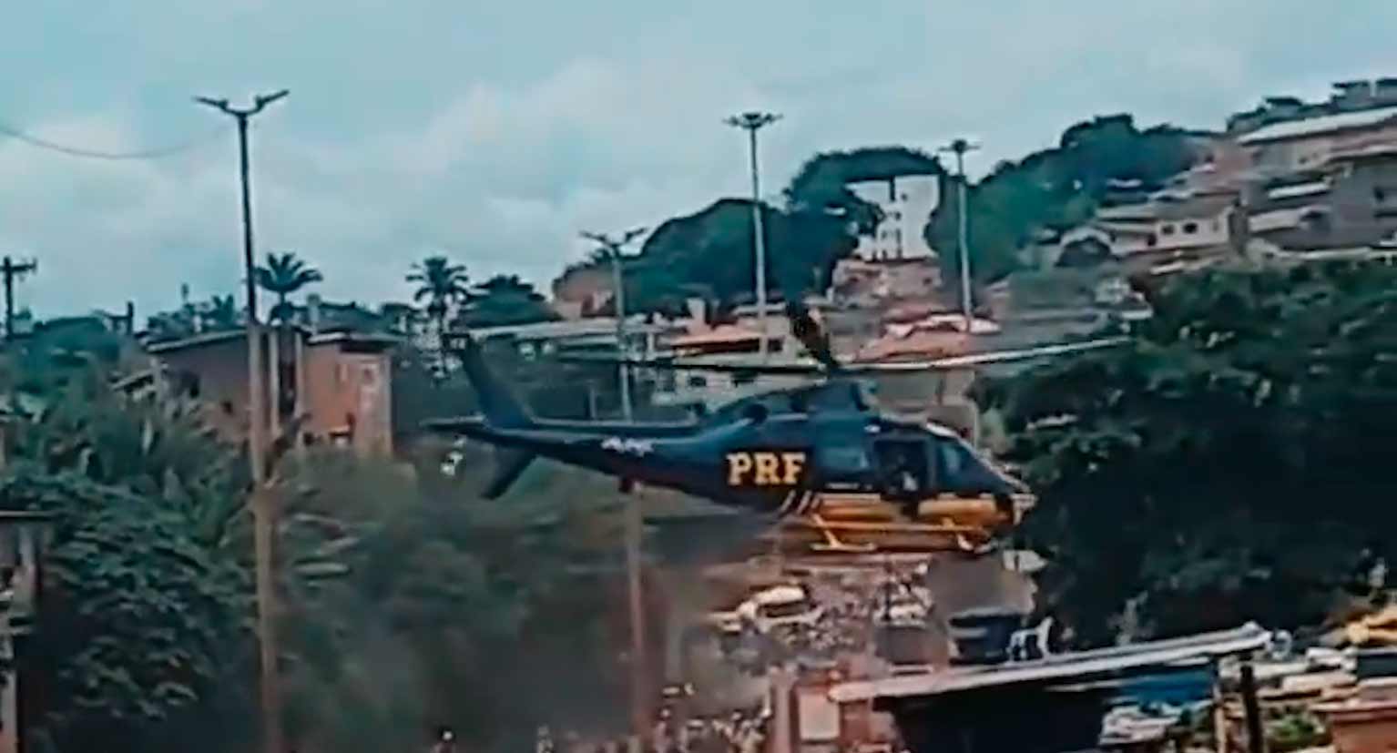 Video näyttää Brasilian liittovaltion tieliikennepoliisin helikopterin turmahetken. Kuva ja video: Twitter @GNC__CAPS__