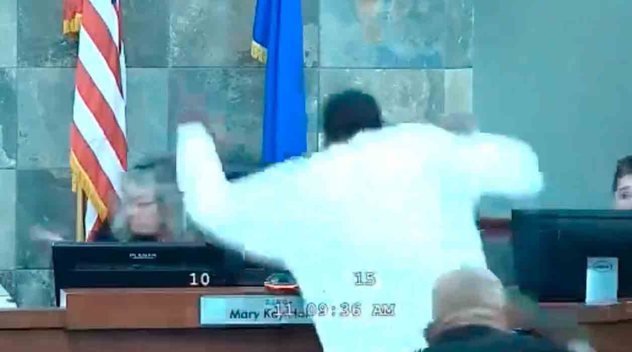 Video: Judecătorul atacat brutal de un criminal în timpul unei audieri din Las Vegas. Foto: Curtea Districtuală a Comitatului Clark