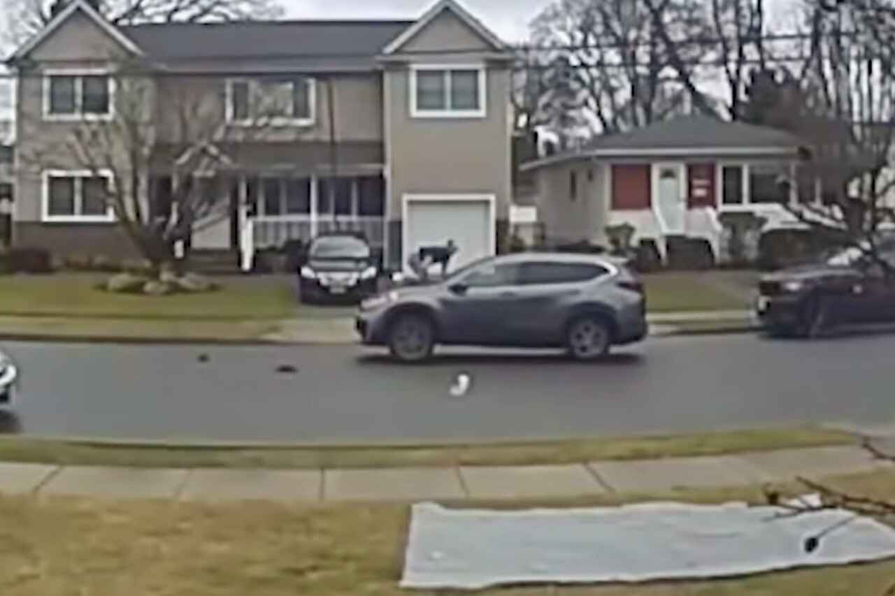 De opname laat het moment zien waarop een man op de motorkap van een bewegend voertuig springt nadat hij is beroofd. Foto: Reproductie YouTube