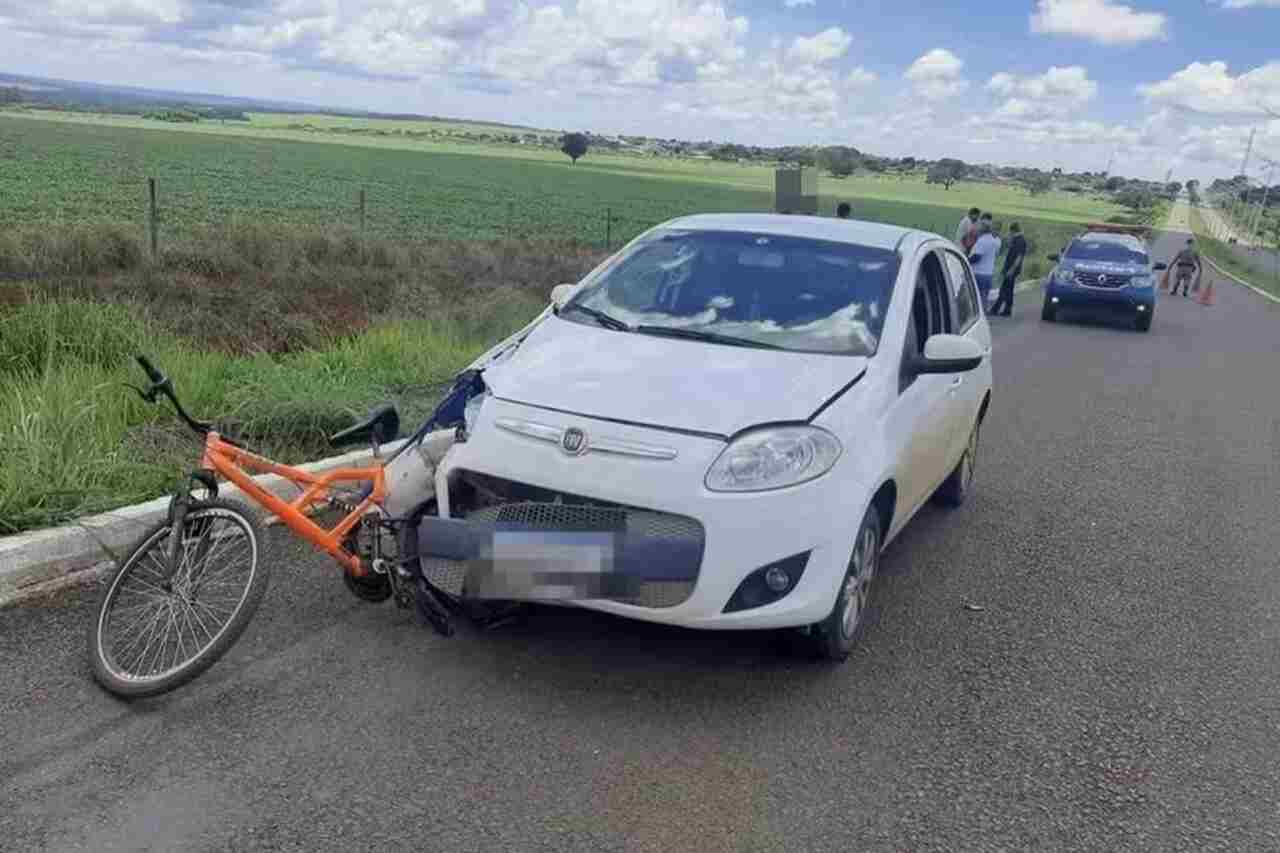Un autista distratto investe e uccide un ciclista dopo aver tentato di scacciare una vespa. Foto: Riproduzione PMGO