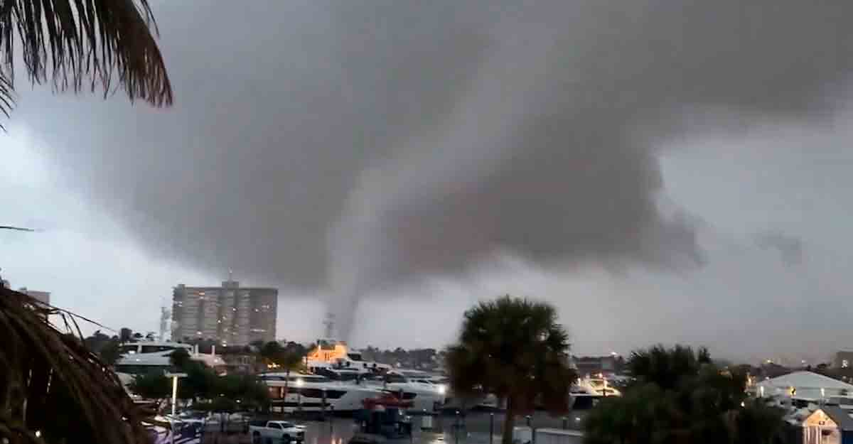 视频：美国佛罗里达州劳德代尔堡遭龙卷风袭击造成破坏。图片和视频：Twitter @DisasterTrackHQ