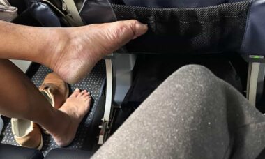 W filmie pasażerka wyraża swoje niezadowolenie z naruszenia jej prywatnej przestrzeni podczas lotu. Zdjęcie: Reprodukcja Reddit @mildlyinfuriating