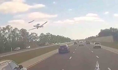 Vídeo: Novas imagens mostram a queda de avião na Flórida.Twitter @fl360aero