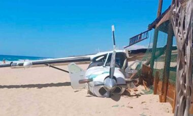 Vídeo: Avião com 17 passageiros cai na praia de Oaxaca e atropela banhista, causando sua morte
