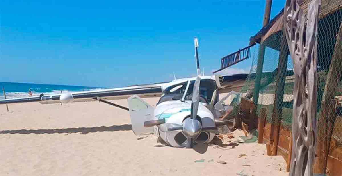 Video: Plane with 17 passengers crashes on Oaxaca beach and hits a swimmer, causing their death