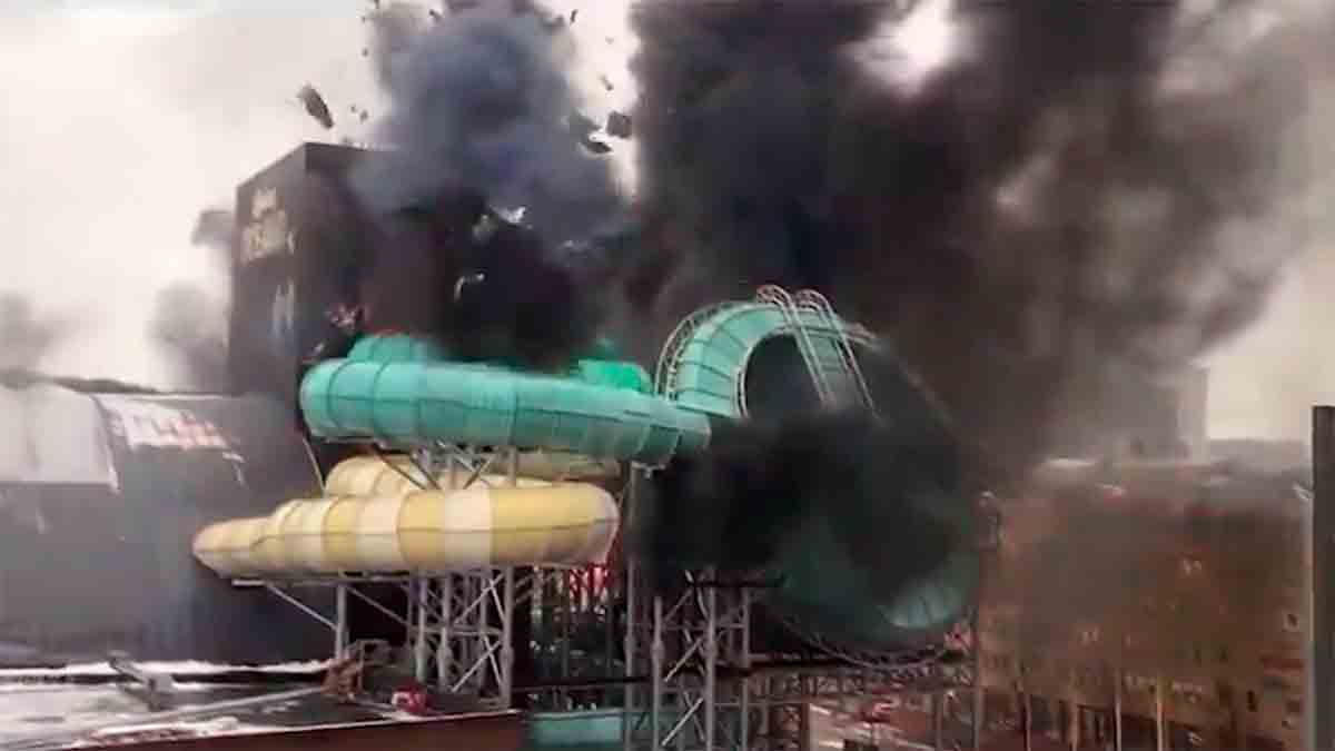 Video shows water park in flames in Sweden. Photos and videos: Reproduction Twitter 