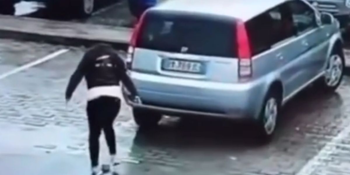 Vidéo impressionnante : des voleurs utilisent la technique du « vol du portefeuille perdu » et dérobent le sac d'une conductrice sur un parking
