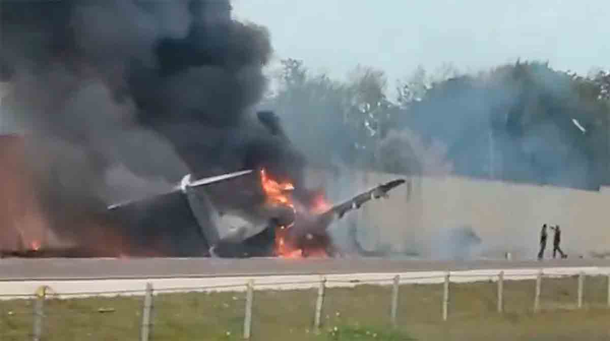 Vídeo: Bombardier Challenger 604 explode em chamas em estrada de Naples, Flórida. Imagens: Twitter @aviationbrk