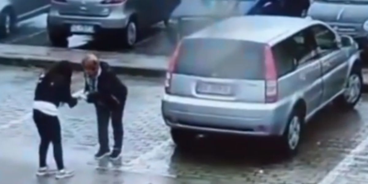Vídeo impressionante: ladrões aplicam “golpe da carteira perdida” e furtam bolsa de motorista em estacionamento