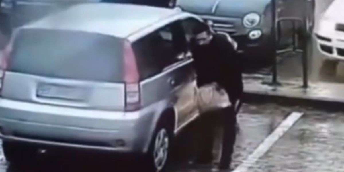 Vídeo impressionante: ladrões aplicam “golpe da carteira perdida” e furtam bolsa de motorista em estacionamento