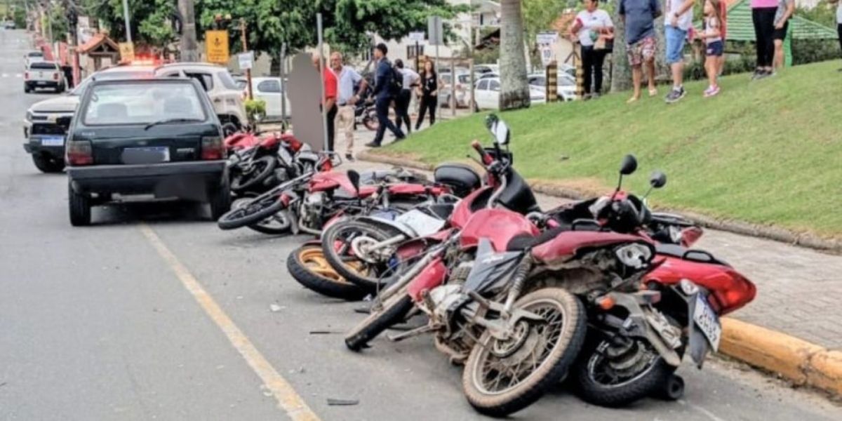 Chauffeur laat 9 motorfietsen tegelijk vallen in Santa Catarina (BR). Foto: Persbericht PM