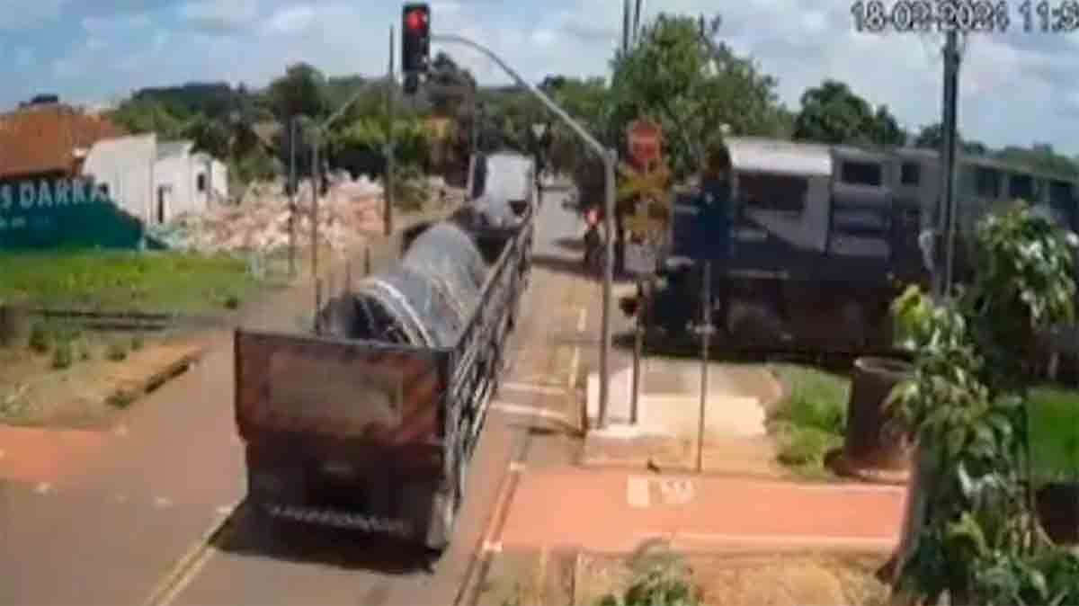 Videó: Szóját szállító vonat vontat teherautót lenyűgöző balesetben Paranában. Fotó és videó: Twitter reprodukció @Denis_CAI