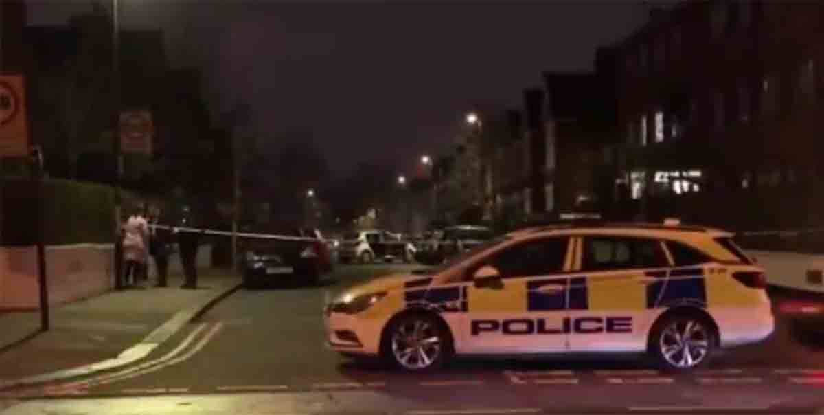 Nove persone ferite in attacco con sostanza corrosiva a Londra