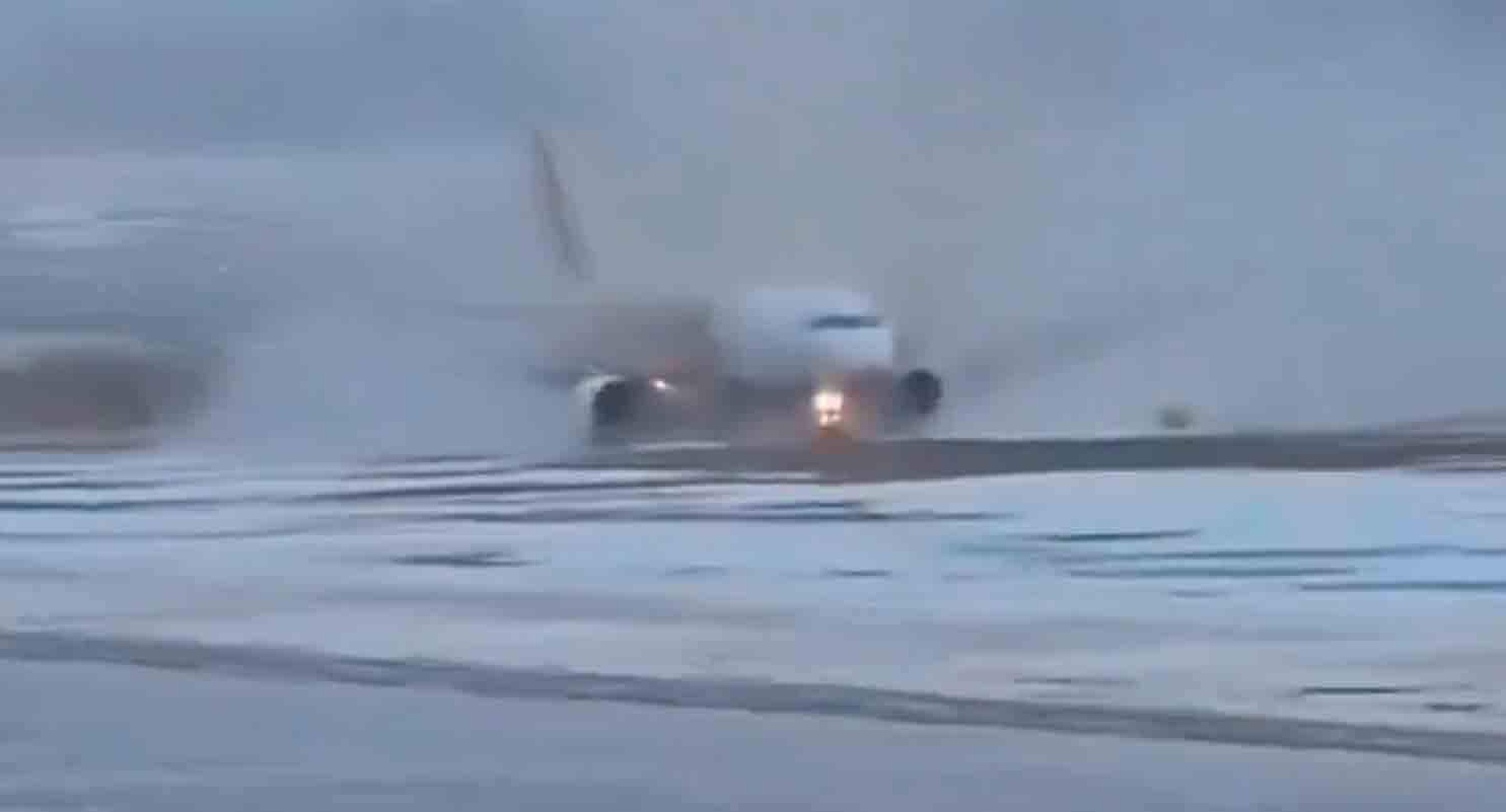 Video: Un aereo con 179 passeggeri a bordo scivola fuori dalla pista ghiacciata e atterra nel fango. Immagini: Riproduzione Twitter @OnAviation