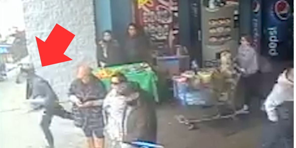 Vídeo registra homem roubando o dinheiro de escoteiras que vendiam cookies no estacionamento de um mercado