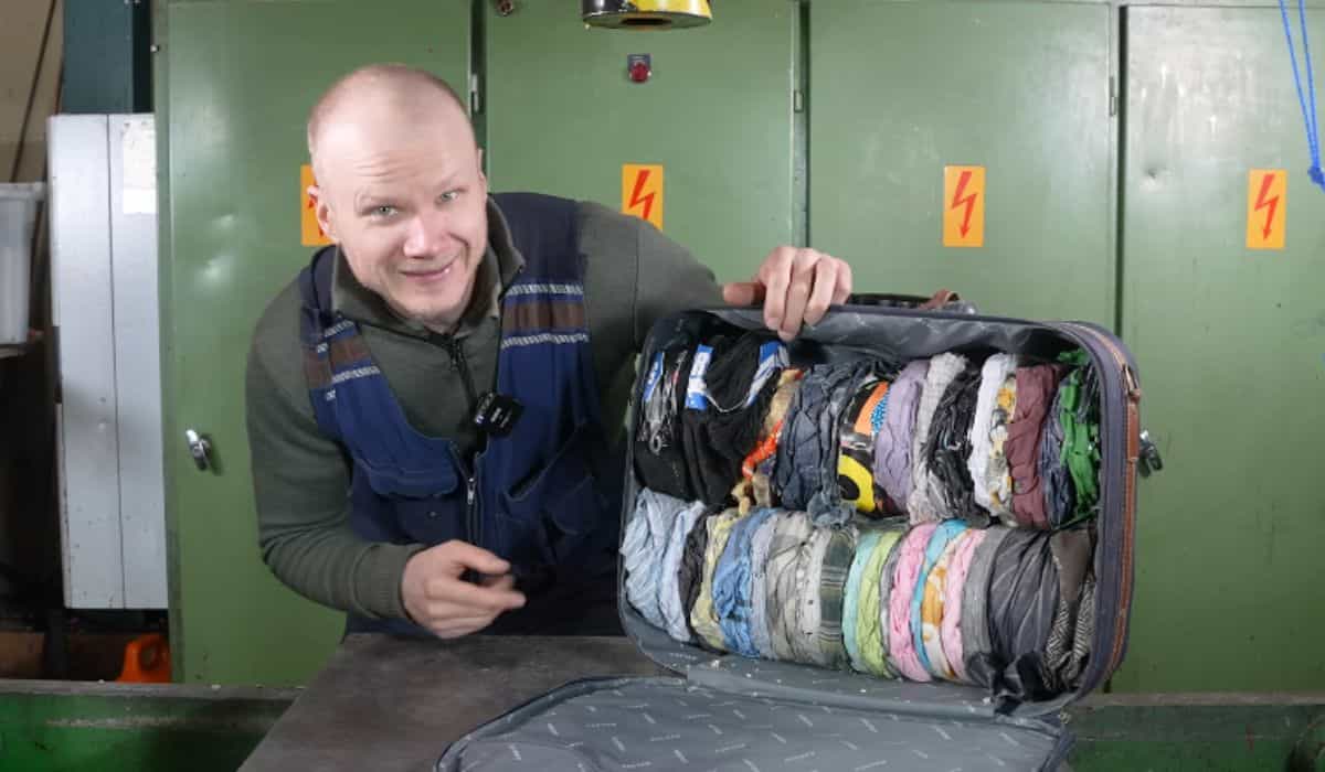 Fińska para sprasza przedmioty podróżne w walizce podręcznej za pomocą prasy hydraulicznej o sile 150 ton