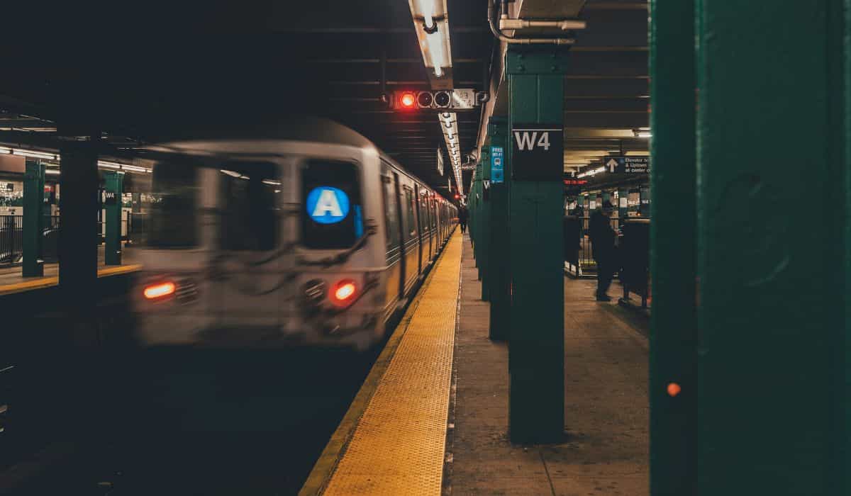 Na een brute aanval in de New Yorkse metro raakt een bestuurder zwaargewond. Foto: Reproductie Nic Y-C | Unsplash