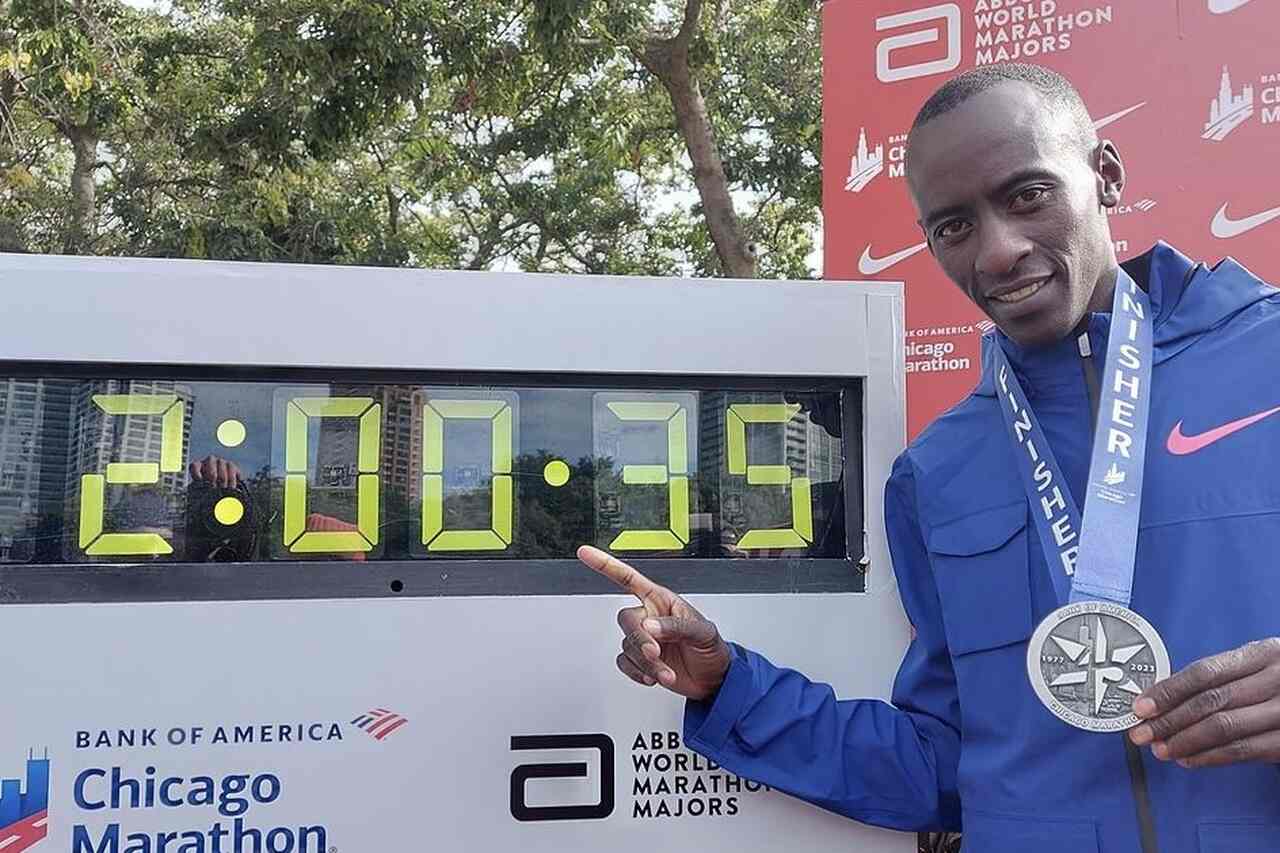 Kelvin Kiptum, detentore del record mondiale della maratona, muore in un incidente d'auto in Kenya