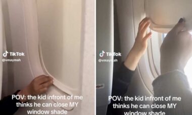 Pasażerka "walczy" z dzieckiem, aby utrzymać okno samolotu otwarte. Zdjęcie: Reprodukcja TikTok