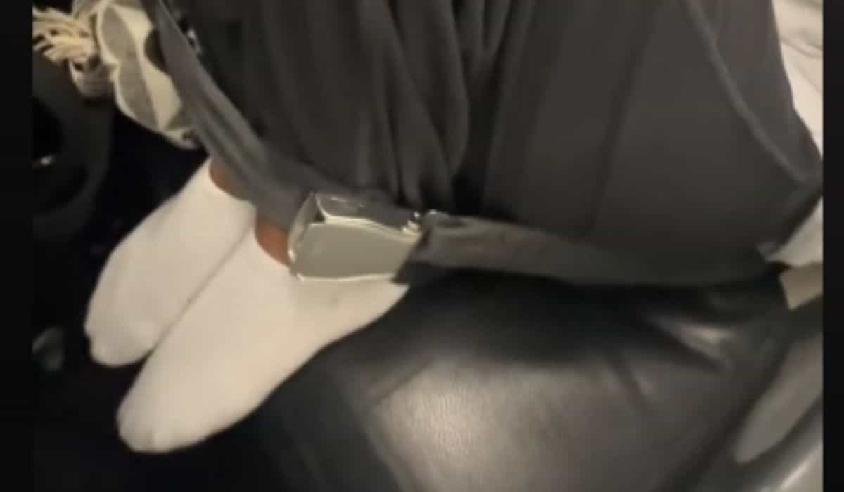 Truc viral polémique de TikTok avec la ceinture de sécurité de l'avion préocupe les experts
