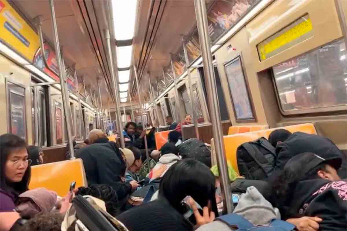 Videon kuvaamat miehet keskustelivat hetkiä ennen ampumista New Yorkin metrossa. Kuva: Reproduktio Twitter @JoyceMeetsWorld