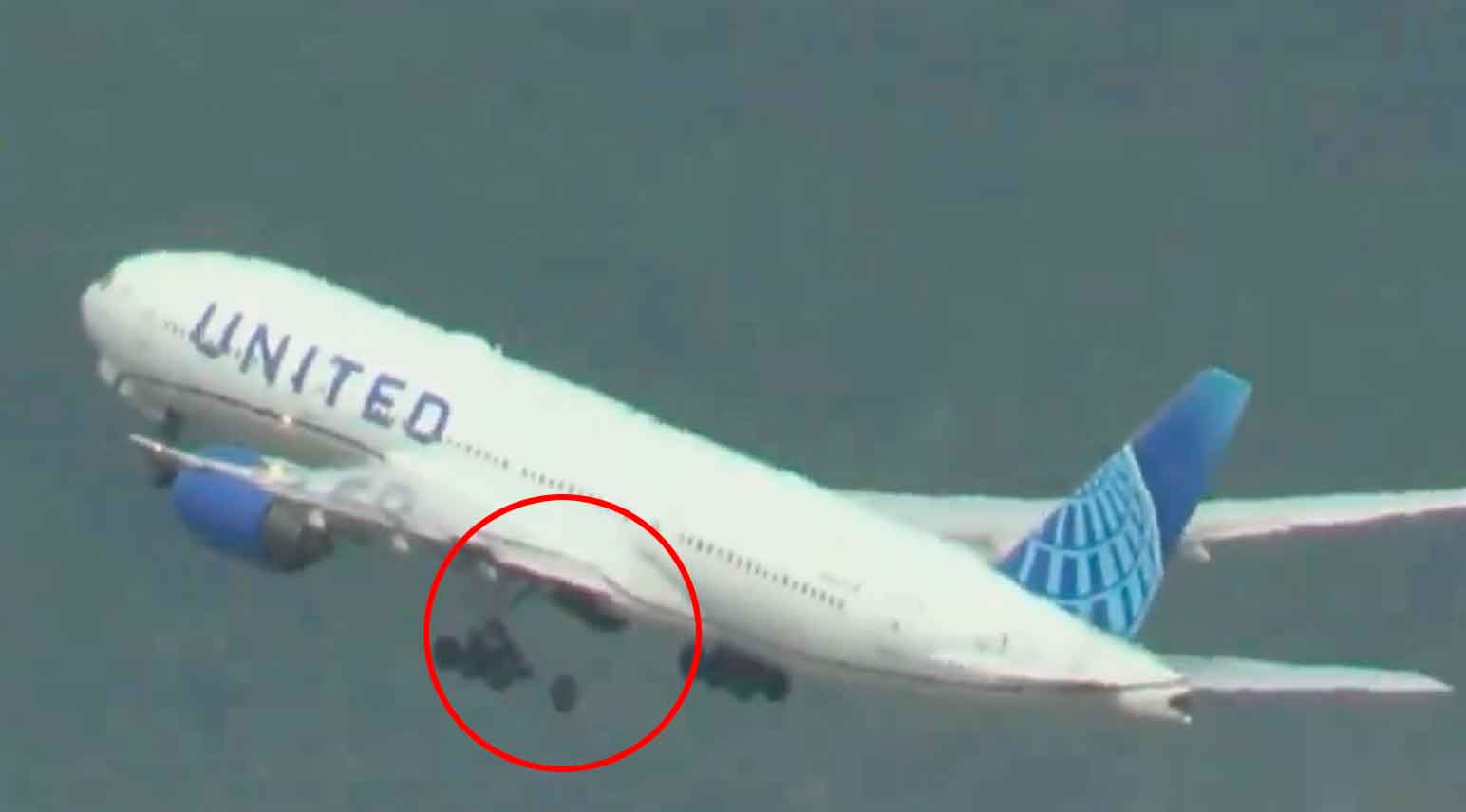 Video: Boeing menettää renkaan noustessaan ilmaan San Franciscossa, aiheuttaen vahinkoa maassa. Kuva ja video: Toisto Twitter @BNONews