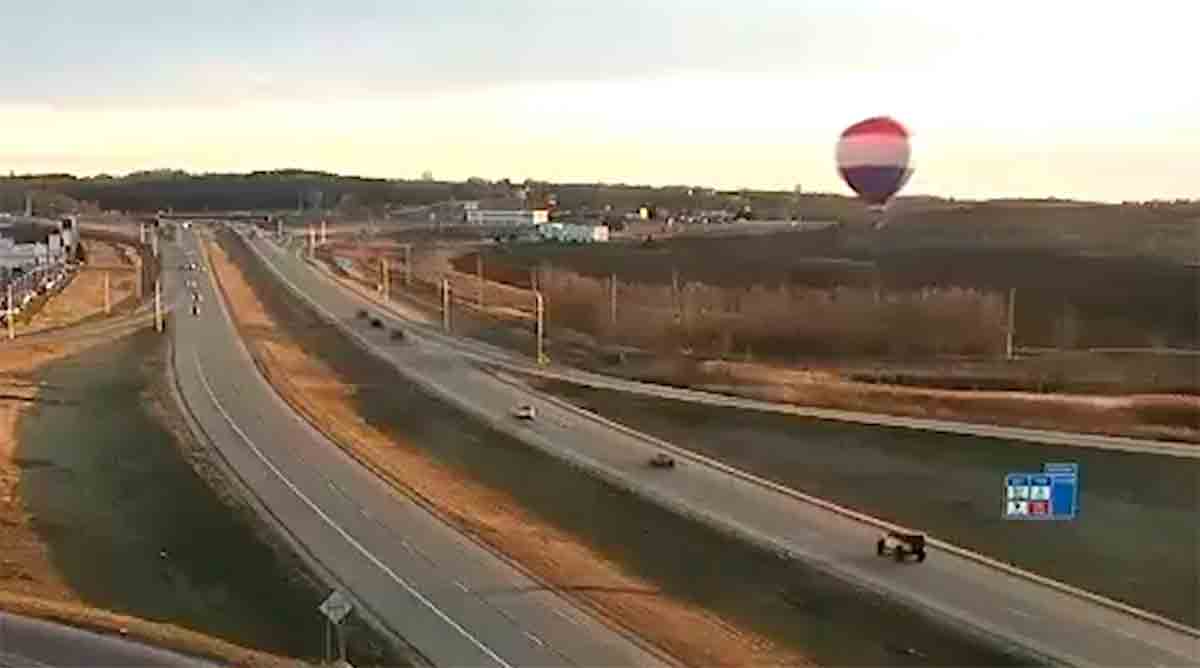 Dramatisches Video: Heißluftballon trifft Hochspannungsleitung und fängt Feuer. Foto: Reproduktion Twitter @MN CRIME