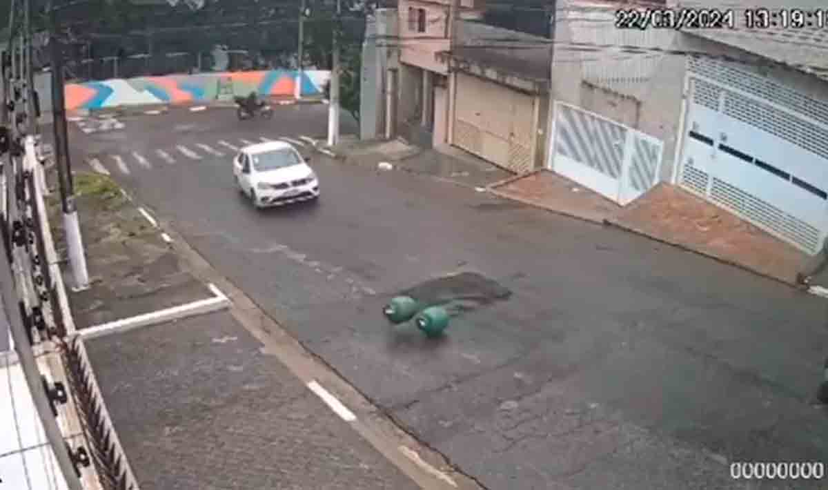 Vídeo: Botijões de Gás causam confusão em ladeira de cidade brasileira. Foto e vídeo: Reprodução Twitter 