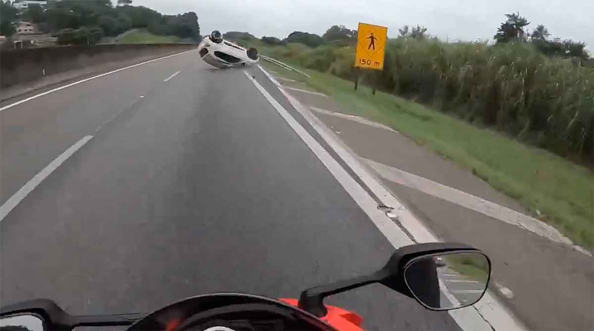 Video: Under påstått trafikbråk trycker föraren ner motorcyklisten från motorvägen. Källa och video: Twitter @jk_24h